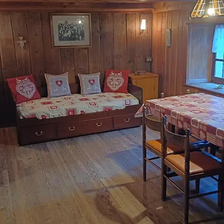 Honorinne's Haus - Maison Gran Praz - Caratteristica Casa Con Giardinetto Apartment *