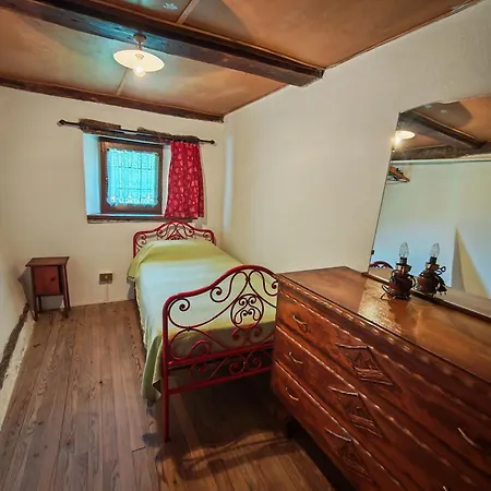 Honorinne's Haus - Maison Gran Praz - Caratteristica Casa Con Giardinetto Apartment *